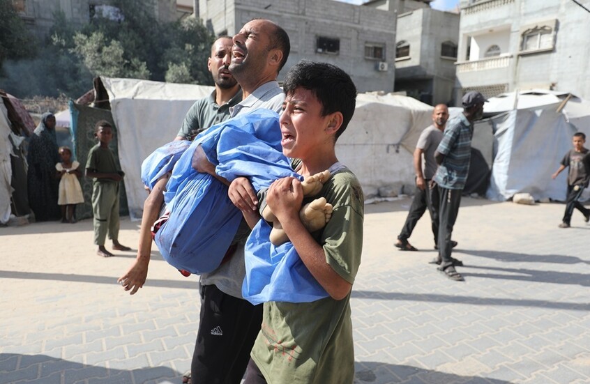 28 قتيلاً مدنياً في غارات إسرائيلية عنيفة على قطاع غزة وتصاعد في التحذيرات من كارثة إنسانية