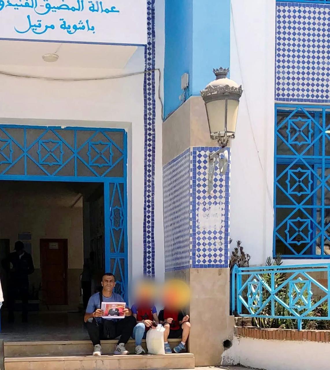 الشارع آخر ملاذ: أب مغربي يحتج بأطفاله في وجه الفقر