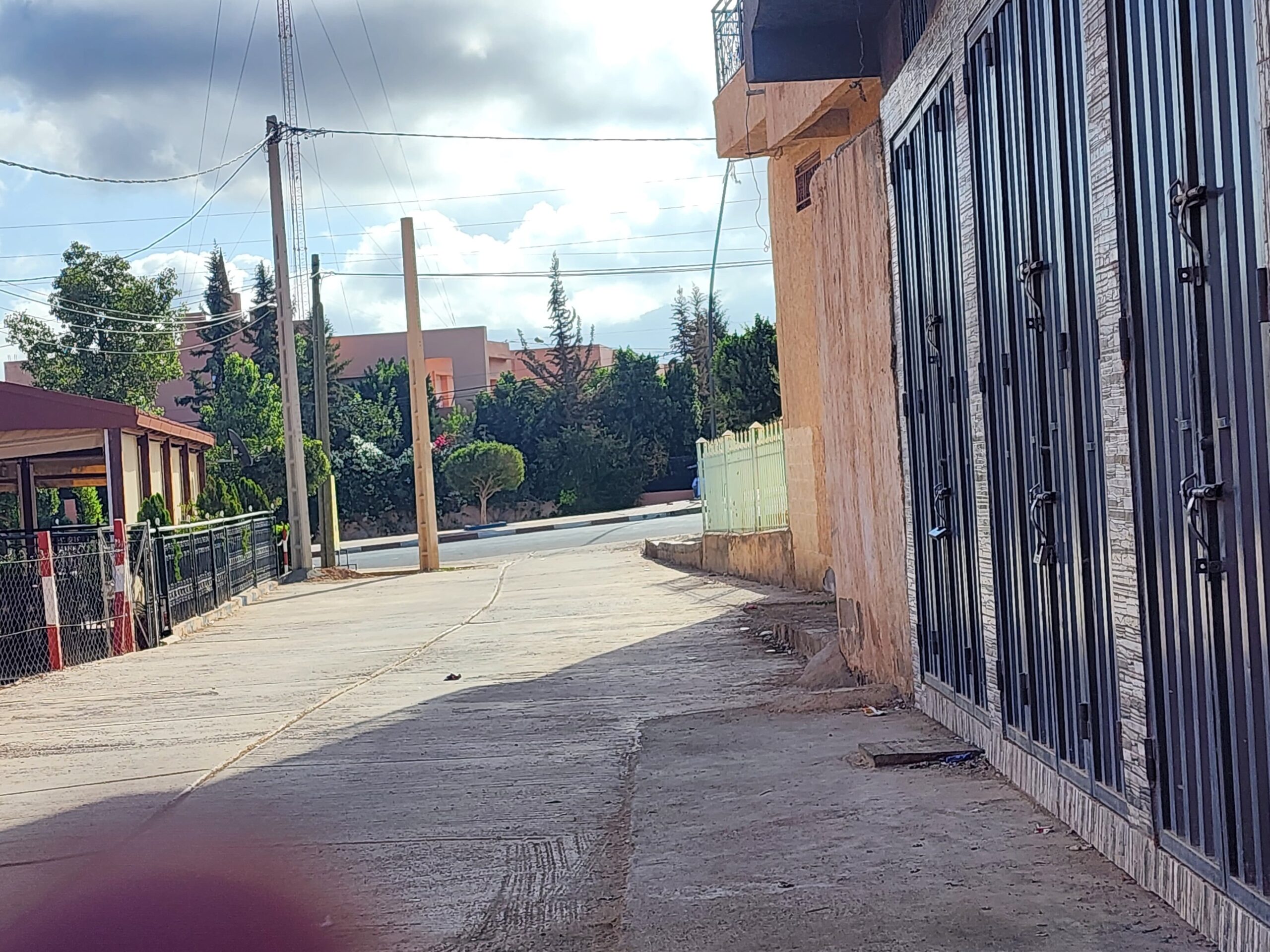 سياسة “عين ميكة ” بمركز بني عياط اقليم ازيلال عمود مهمل وحائط يشكل عرقلة….. 