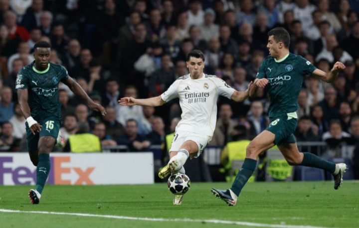 ثلاثية نارية من فالفيردي تمنح ريال مدريد انتصارًا كبيراً على مانشستر سيتي .