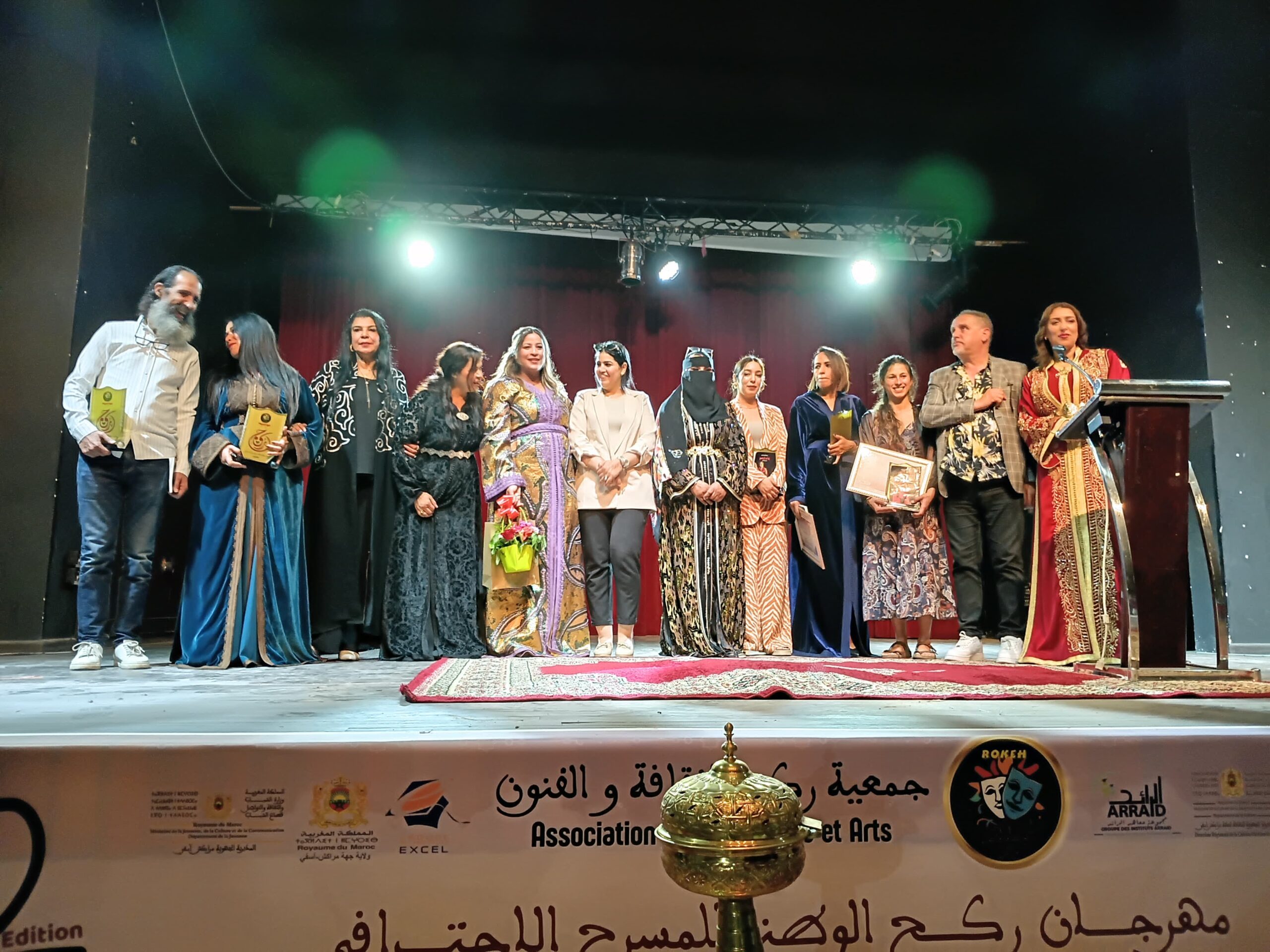 اختتام مهرجان “ركح” الوطني للمسرح الاحترافي بتكريم ثلة من الفنانين وعرض “المجدوبية” في أجواء احتفالية