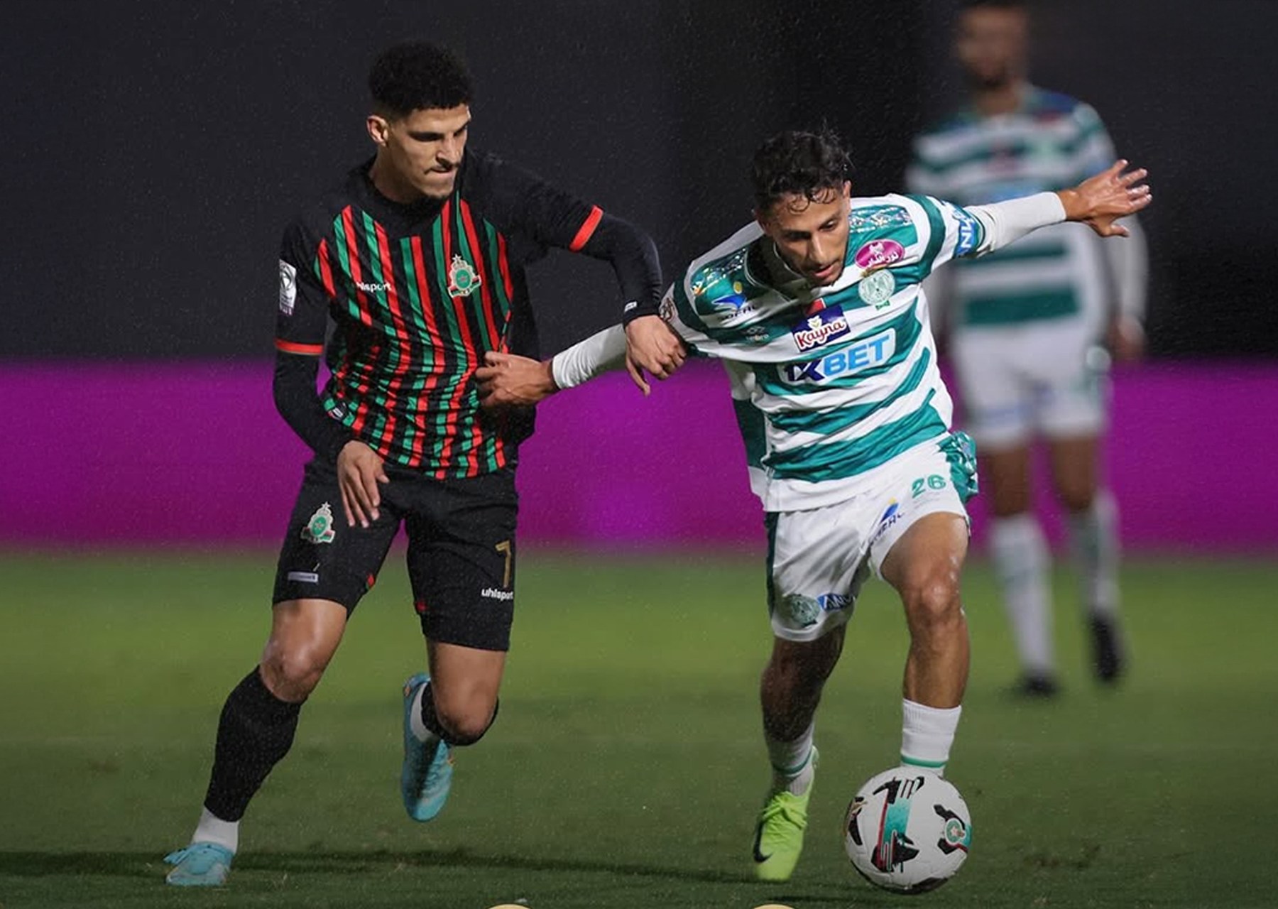 قمة مشتعلة في الرباط: الجيش الملكي والرجاء في صراع الصدارة بالجولة 17 .