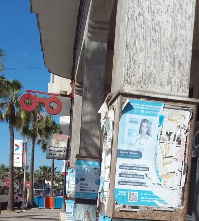 الدار البيضاء: فوضى الملصقات الإشهارية على الواجهات