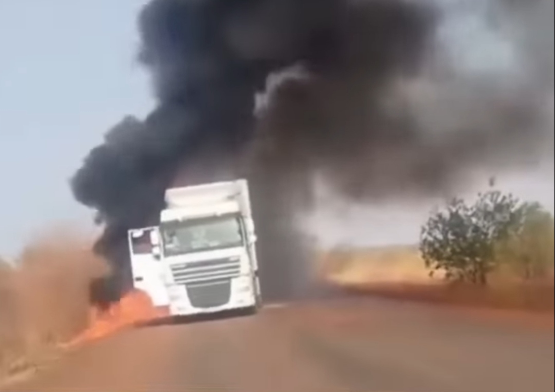 مسلحون من جبهة تحرير ماسينا يهاجمون شاحنات مغربية في طريقها إلى مالي
