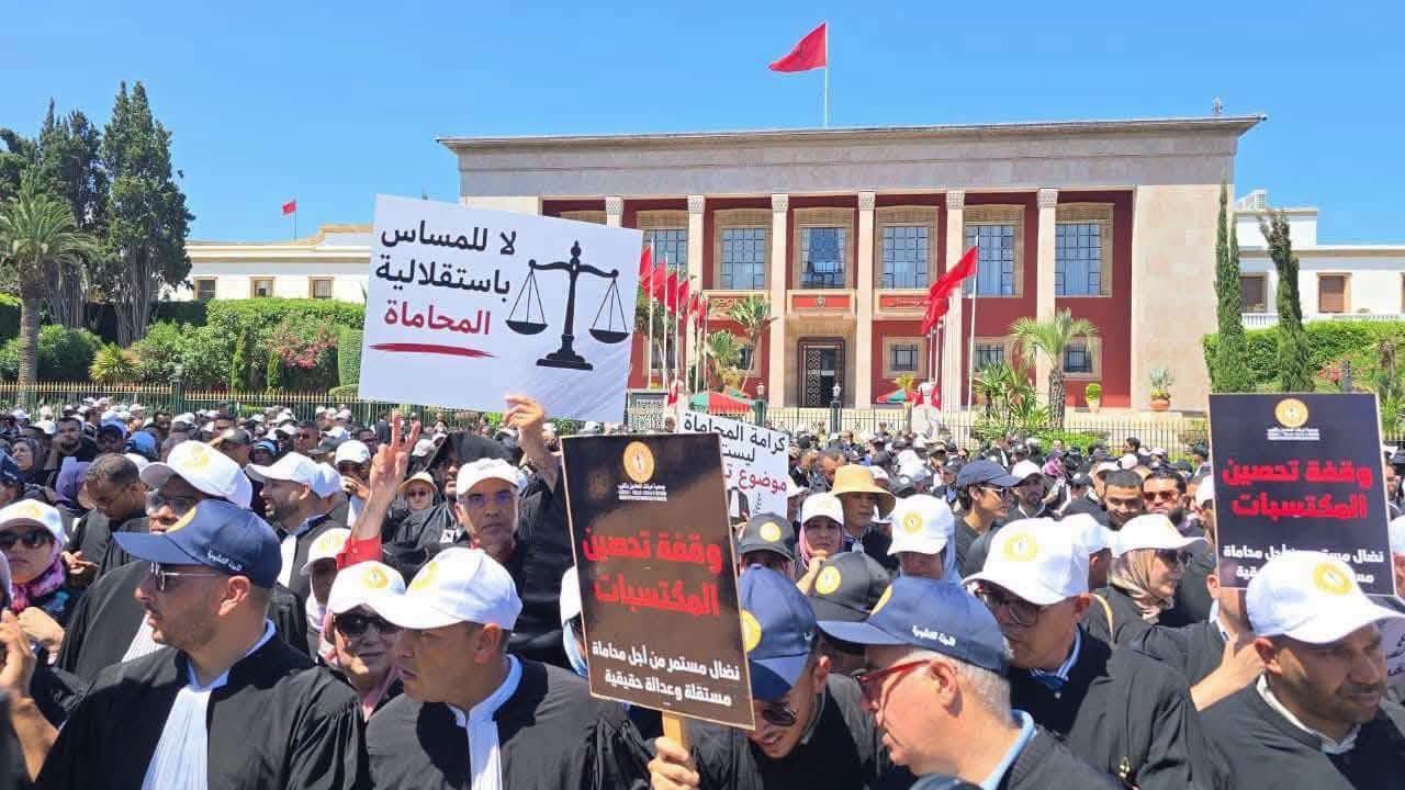 المحامون يحتجون أمام البرلمان رفضًا لمشروع قانون المهنة ويطالبون بحماية استقلالية الدفاع