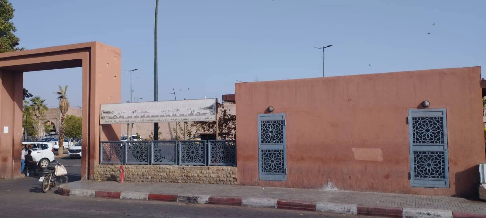 مراحيض مغلقة الأبواب في وجه سائقي ومهنيي سيارات الأجرة بباب أغمات… مطلب إنساني ينتظر الحل