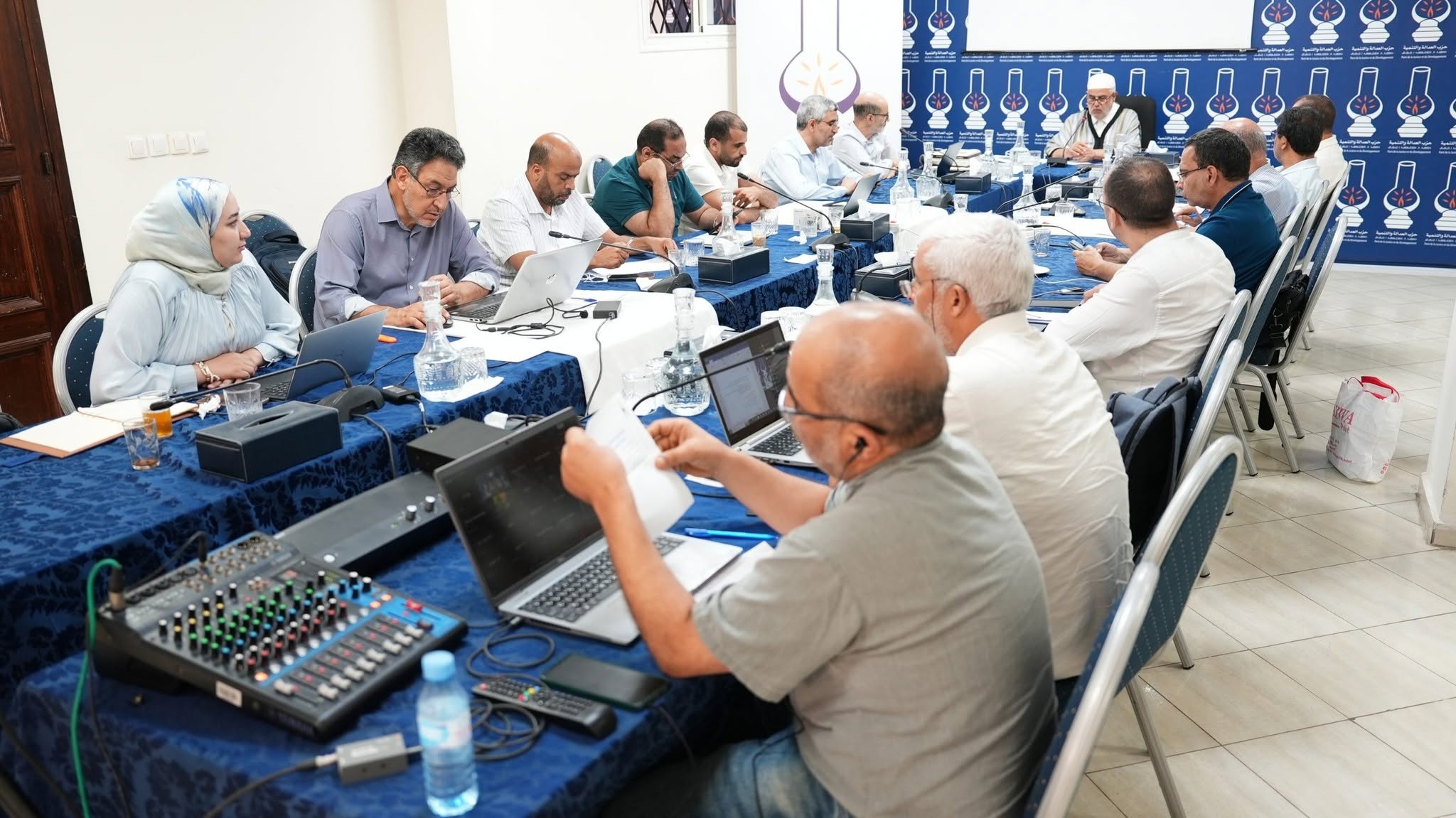العدالة والتنمية ينتقد تدبير الحكومة ويدعو إلى ضمان نزاهة انتخابات شتنبر