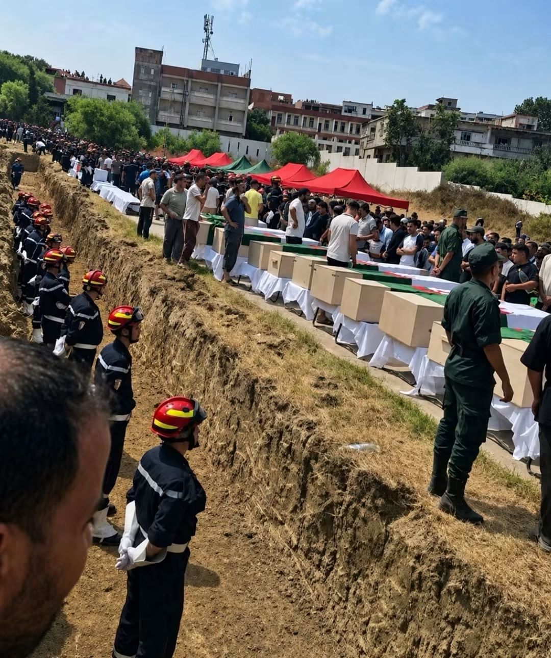 حرائق الجزائر.. الجنائز تكشف فداحة المأساة وتساؤلات تحاصر السلطات حول الجاهزية وحصيلة الضحايا