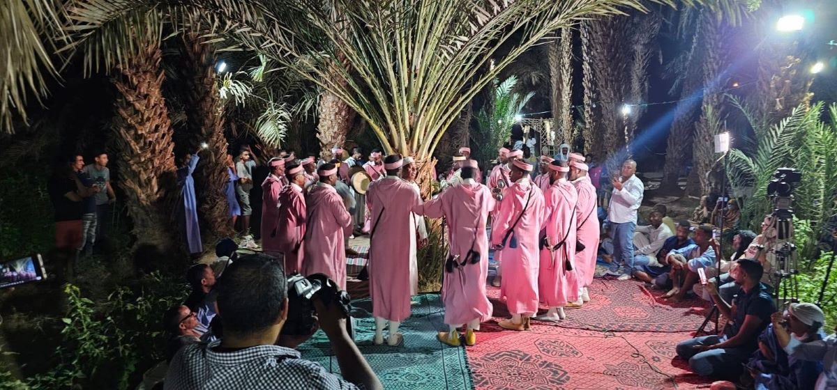 شعراء “ضفاف شعرية” في واحة “فم الغيس” بجماعة الكردان مدينة طاطا  تظاهرة استثنائية بحضور جماهيري وقصائد الشعراء تضيء ليل الواحة