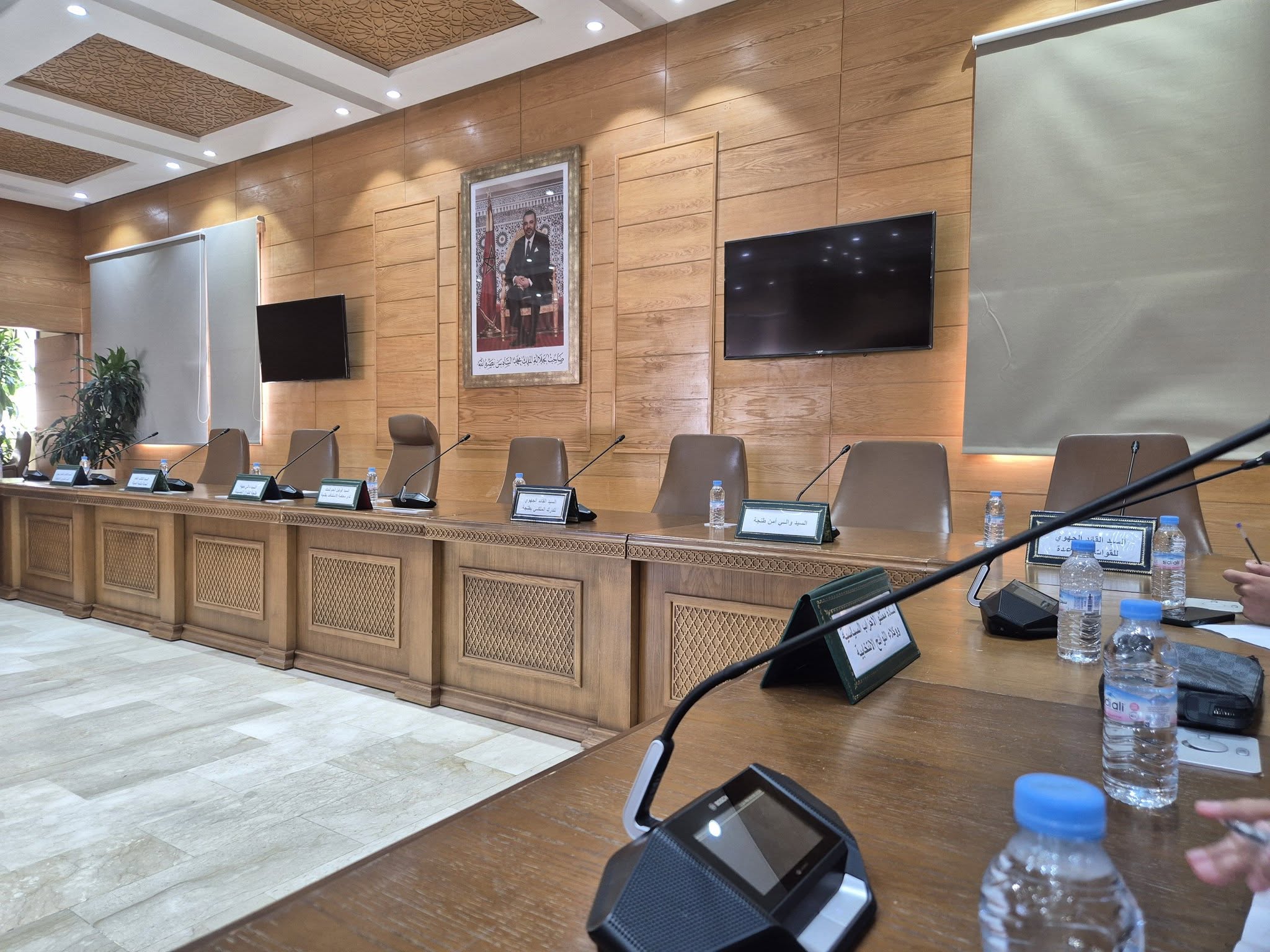بعد انتظار طويل.. مرشحو تحالف اليسار ينسحبون من اجتماع بولاية طنجة احتجاجاً على عدم احترام الموعد