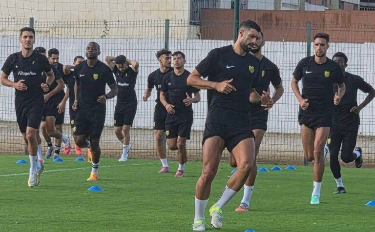 المغرب الفاسي يضع أخر اللمسات قبل مواجهة أسيك ميموزا وعينه على ضمان التأهل .